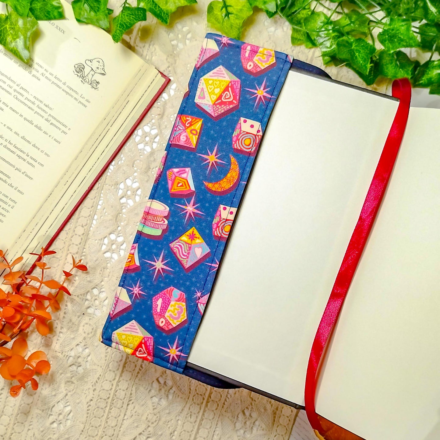 Book cover "Dadi e lune" | Custodia per libri regolabile