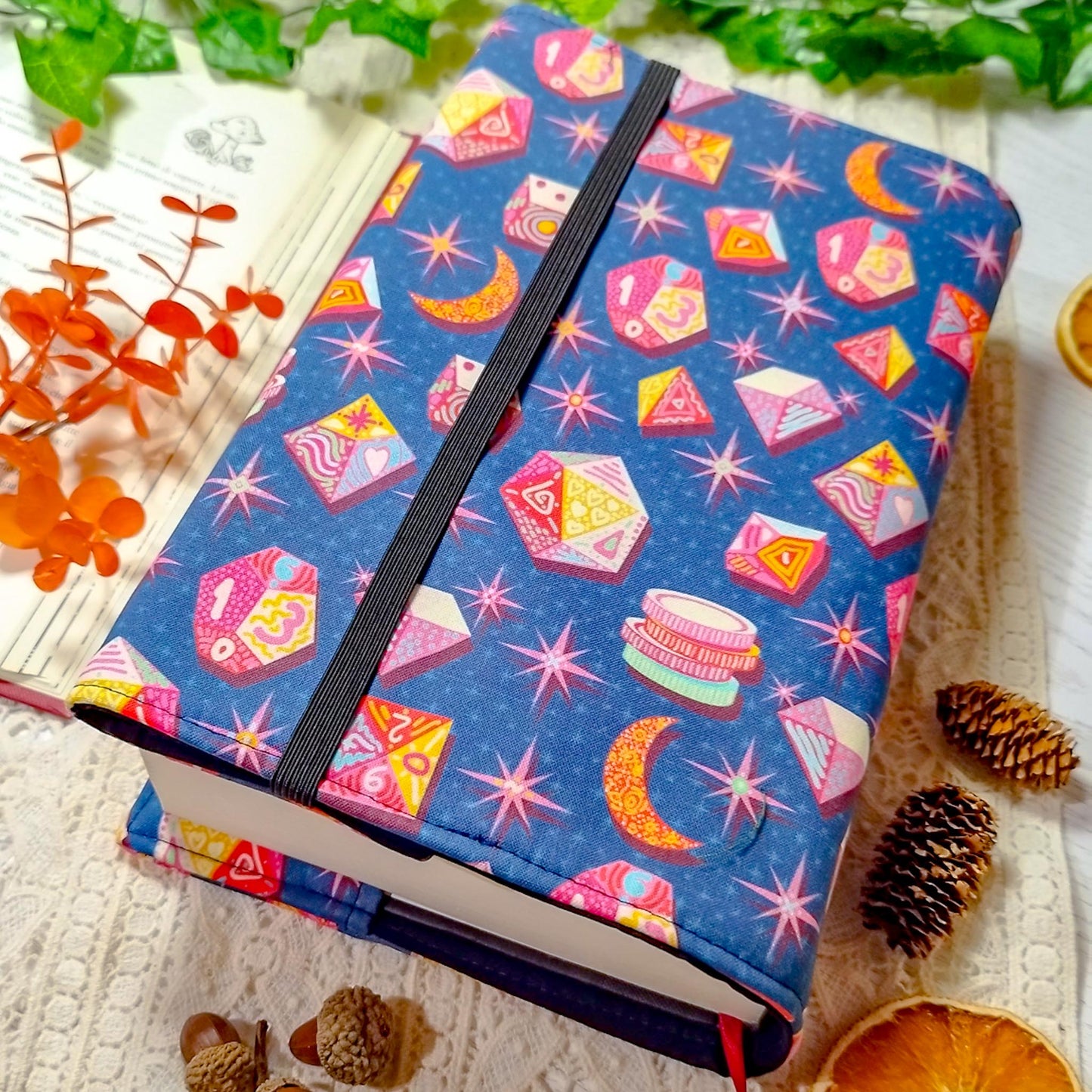 Book cover "Dadi e lune" | Custodia per libri regolabile