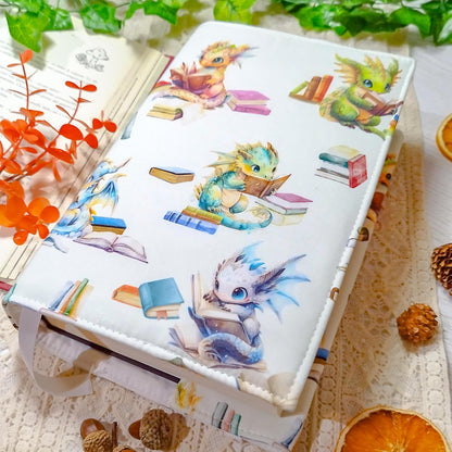 Book cover "Draghi che leggono" | Custodia per libri regolabile