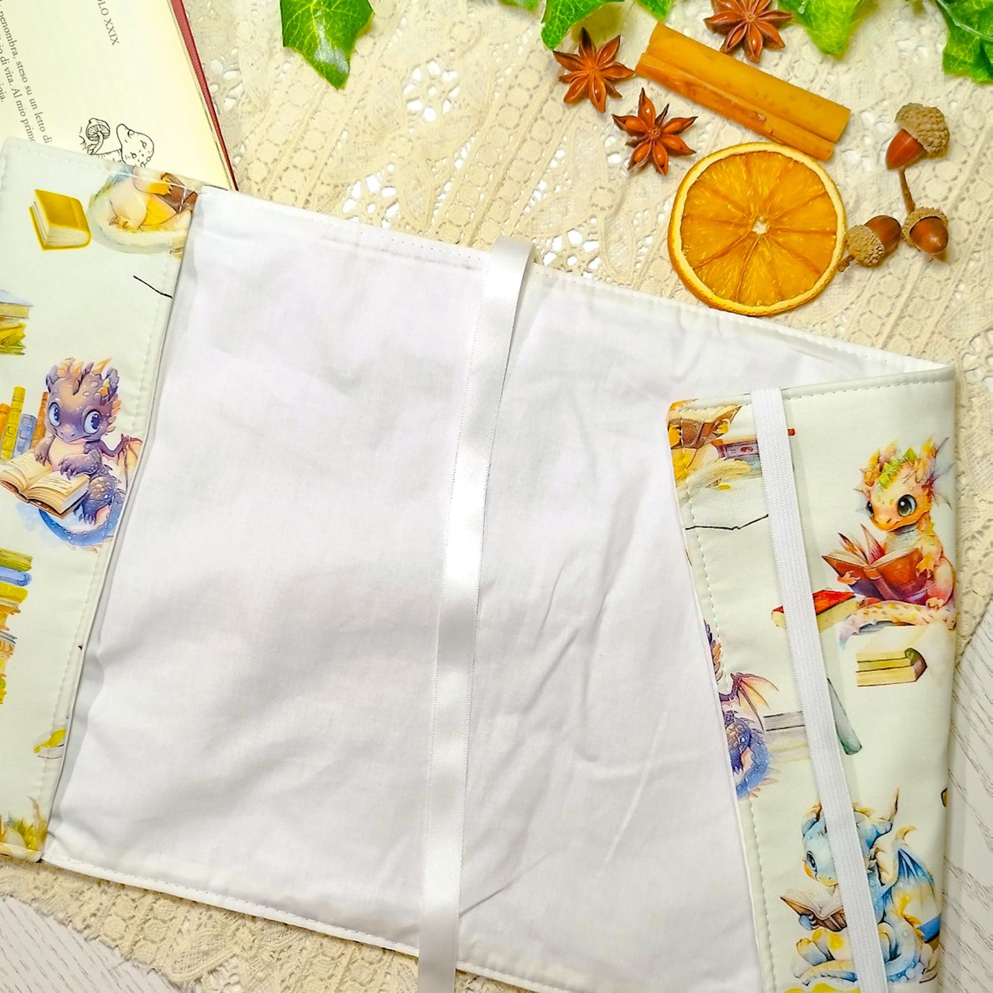 Book cover "Draghi che leggono" | Custodia per libri regolabile