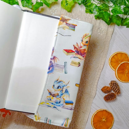 Book cover "Draghi che leggono" | Custodia per libri regolabile