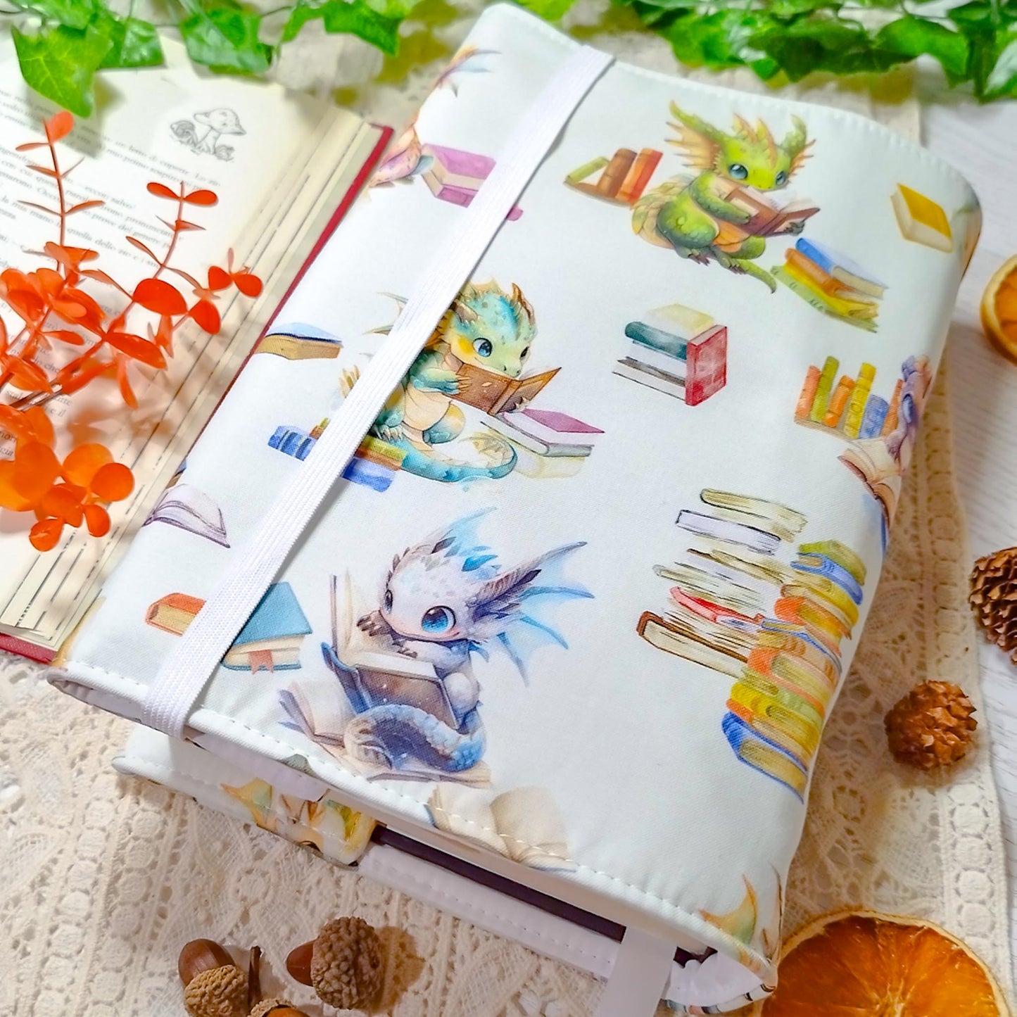 Book cover "Draghi che leggono" | Custodia per libri regolabile