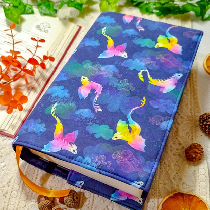 Book cover "Draghi che volano blu" | Custodia per libri regolabile