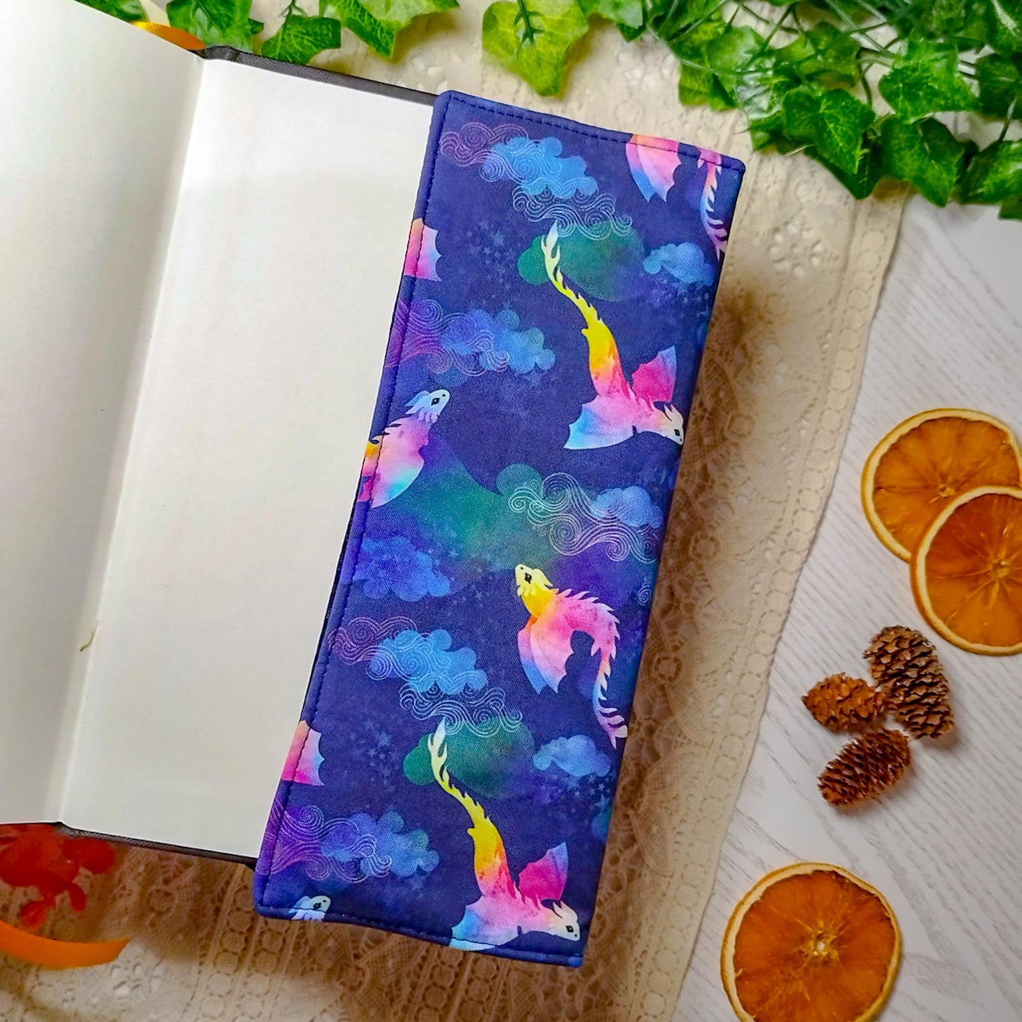 Book cover "Draghi che volano blu" | Custodia per libri regolabile