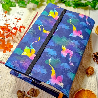 Book cover "Draghi che volano blu" | Custodia per libri regolabile