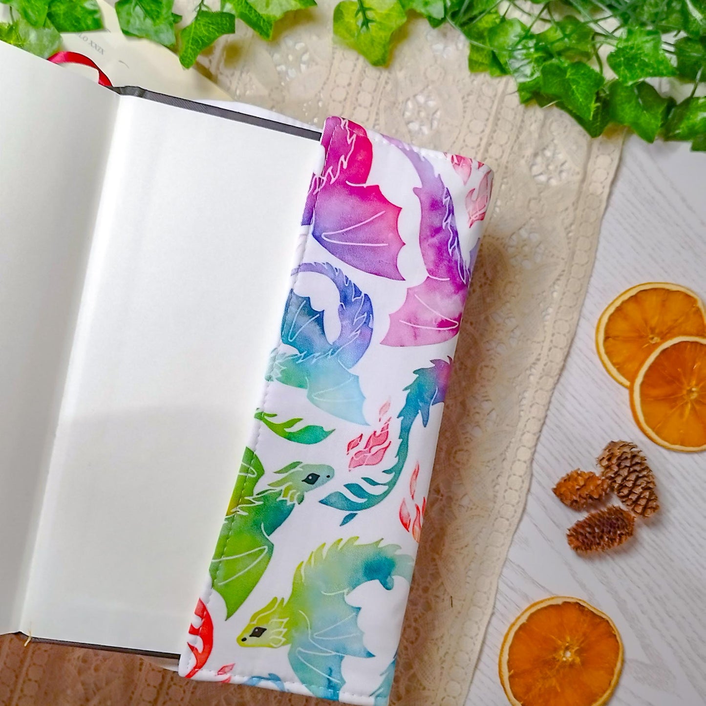 Book cover "Draghi che volano arcobaleno" | Custodia per libri regolabile