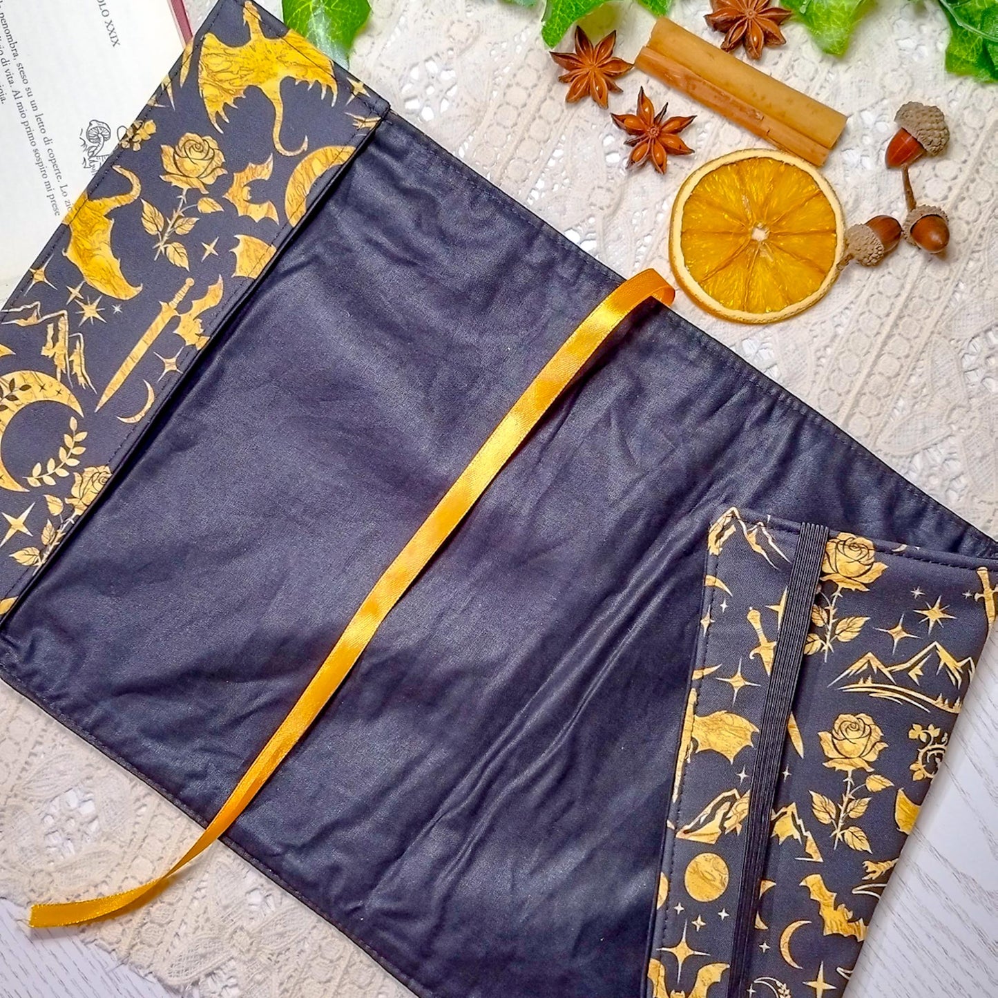 Book cover "Draghi dorati" | Custodia per libri regolabile