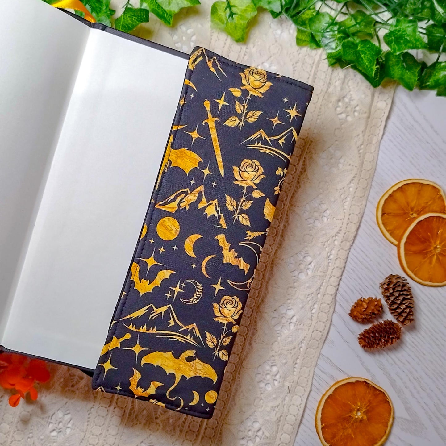 Book cover "Draghi dorati" | Custodia per libri regolabile