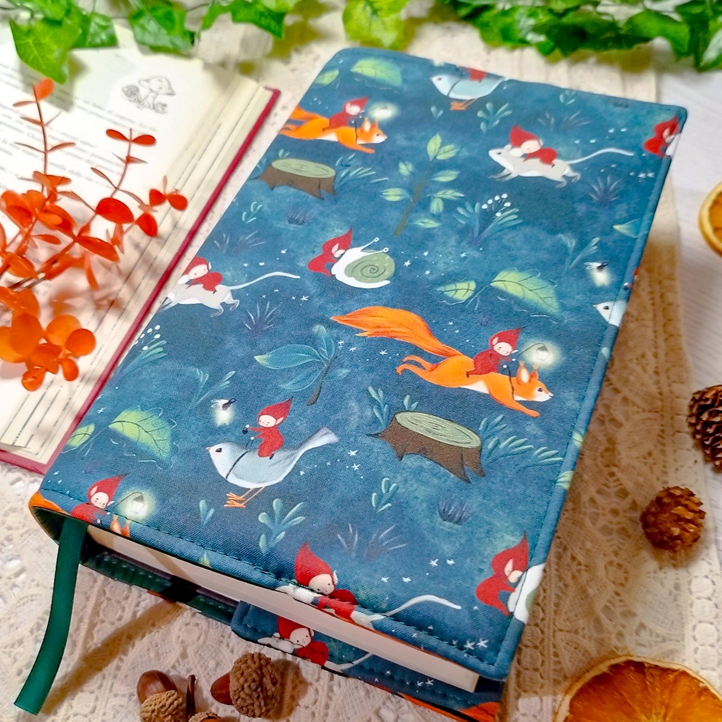 Book cover "Folletti e scoiattoli" | Custodia per libri regolabile