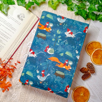 Book cover "Folletti e scoiattoli" | Custodia per libri regolabile