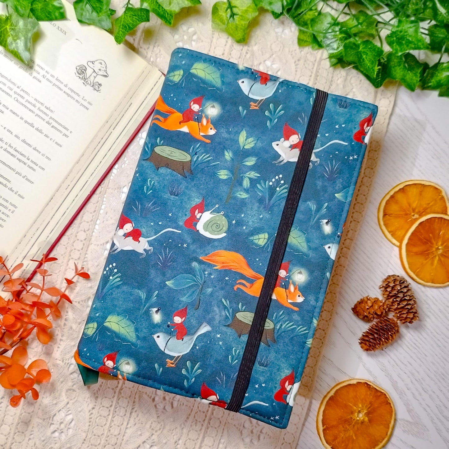 Book cover "Folletti e scoiattoli" | Custodia per libri regolabile