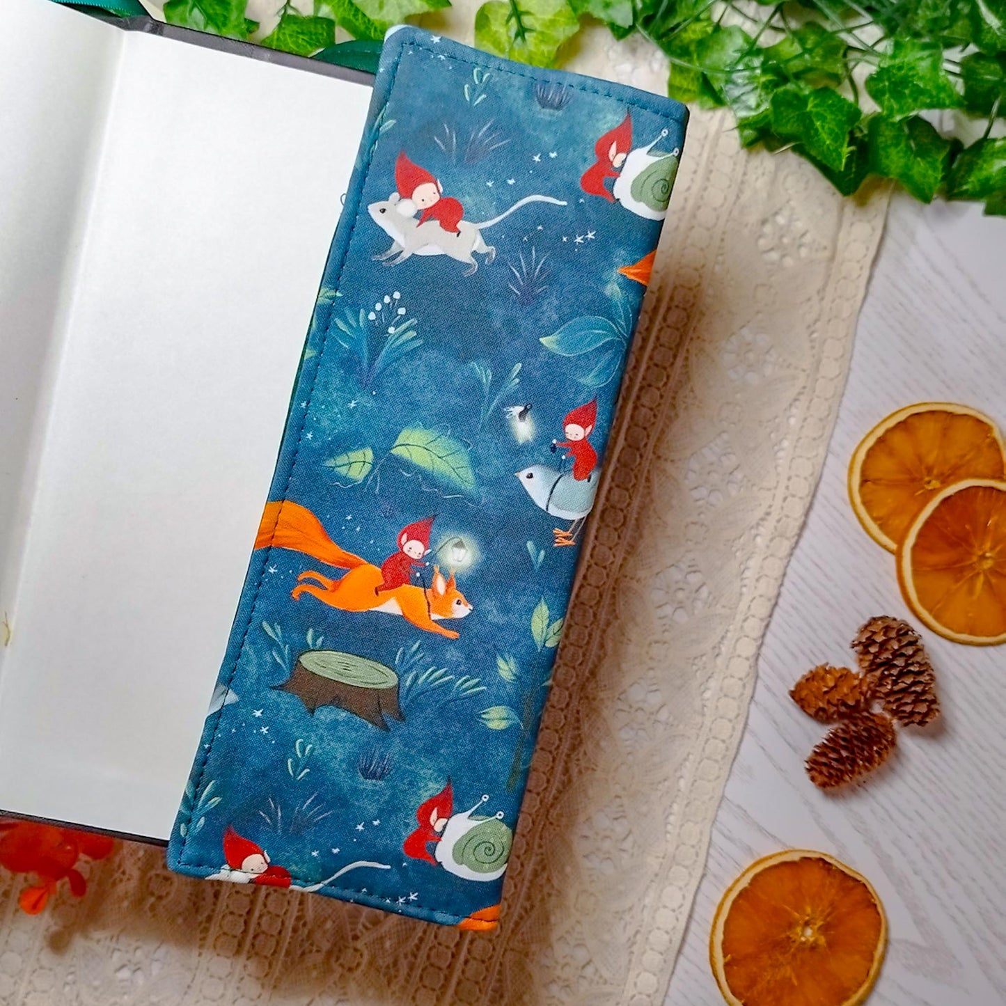 Book cover "Folletti e scoiattoli" | Custodia per libri regolabile