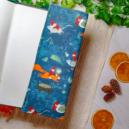 Book cover "Folletti e scoiattoli" | Custodia per libri regolabile