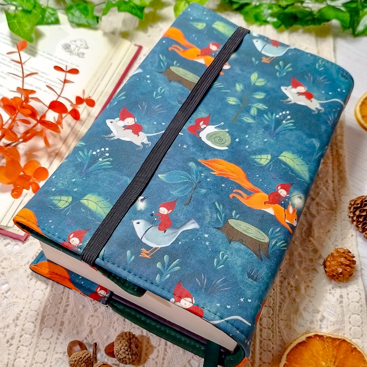 Book cover "Folletti e scoiattoli" | Custodia per libri regolabile