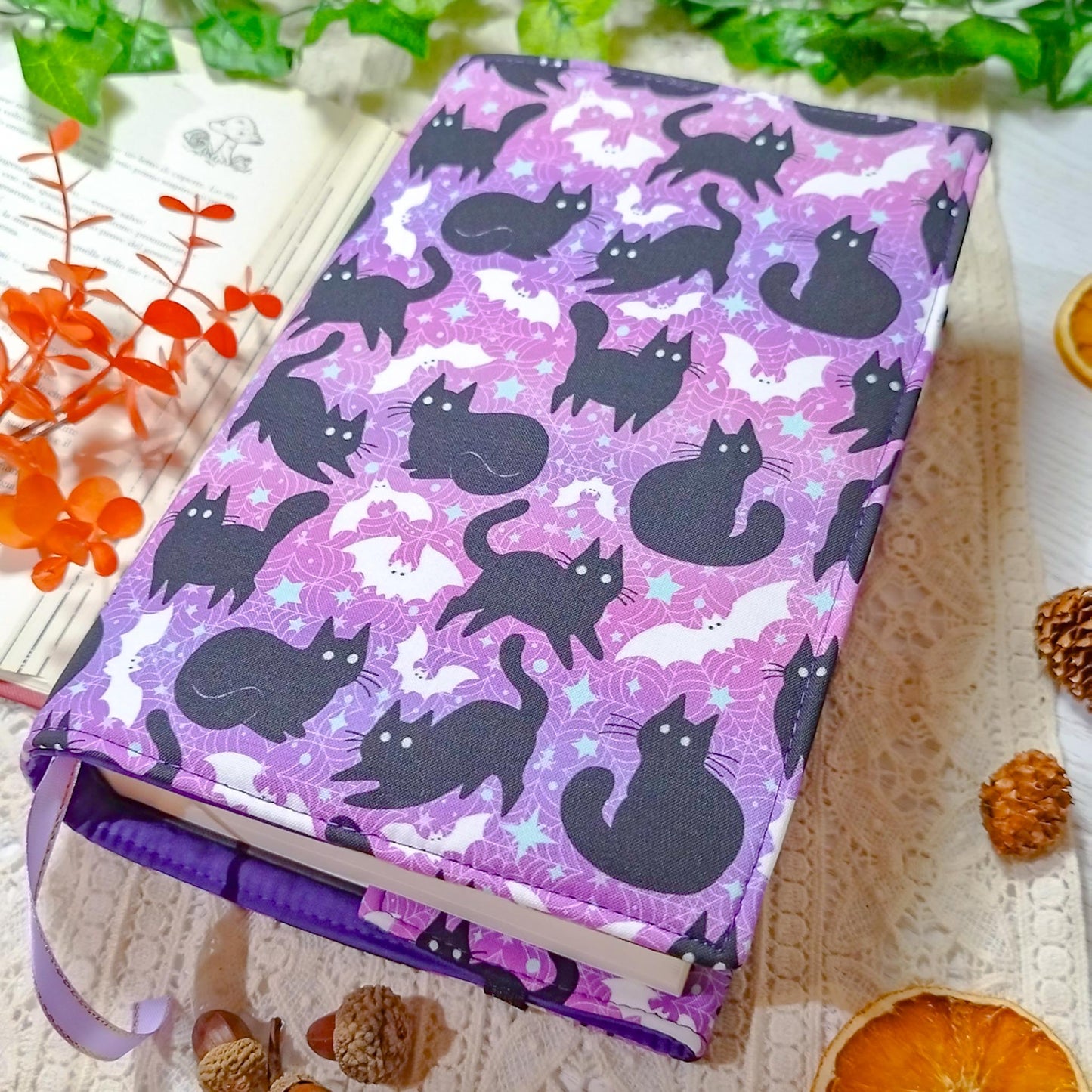 Book cover "Gatti e pipistrelli viola" | Custodia per libri regolabile