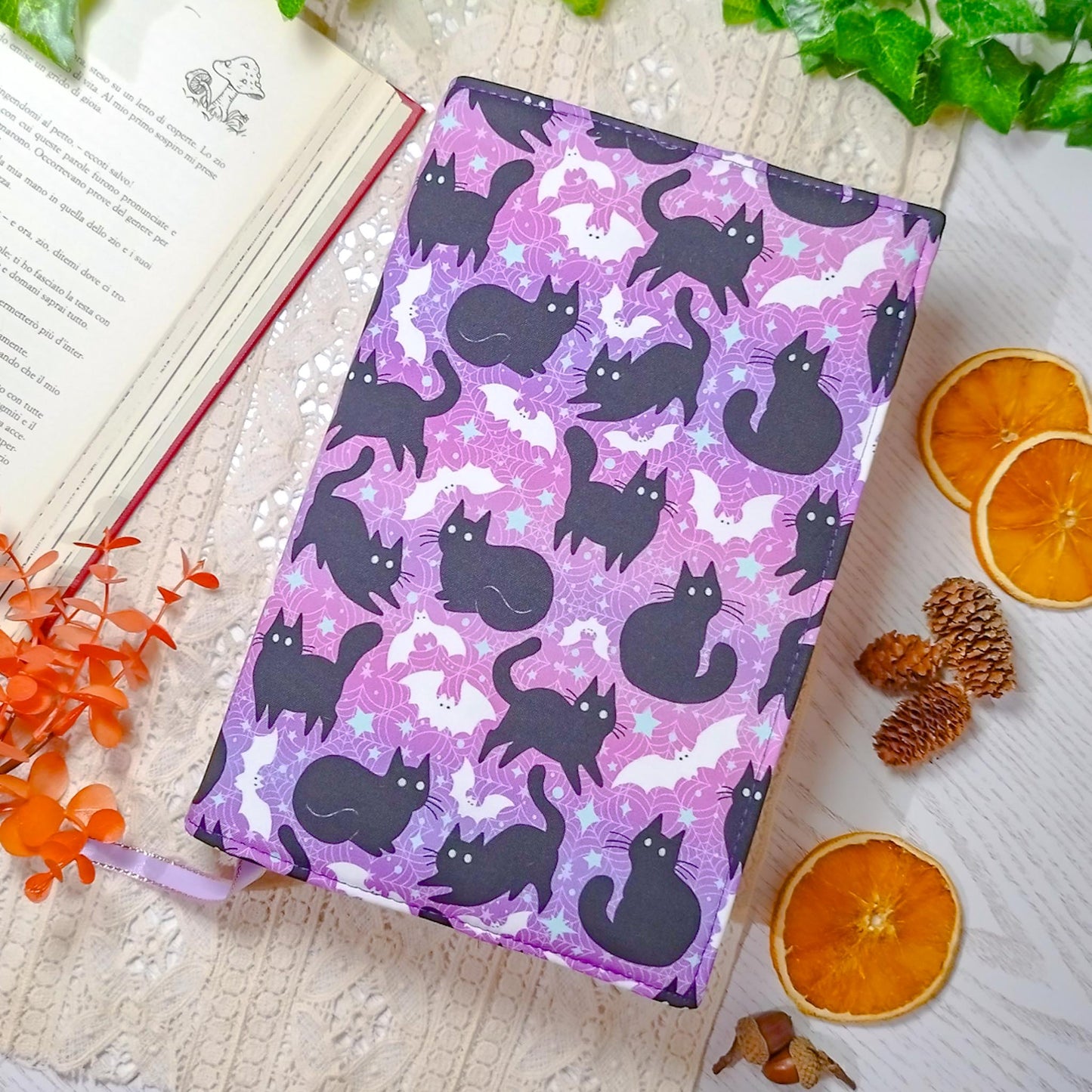 Book cover "Gatti e pipistrelli viola" | Custodia per libri regolabile