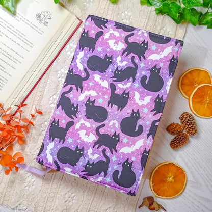 Book cover "Gatti e pipistrelli viola" | Custodia per libri regolabile