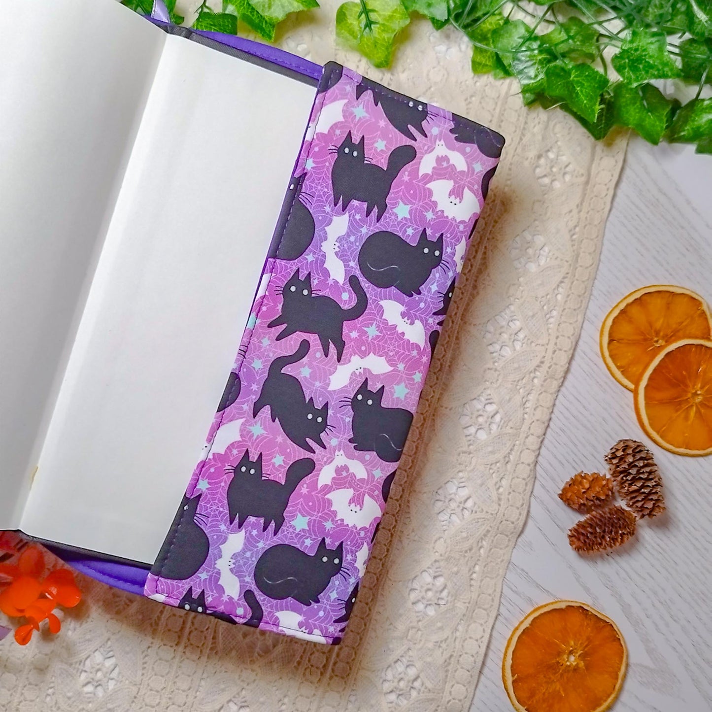 Book cover "Gatti e pipistrelli viola" | Custodia per libri regolabile