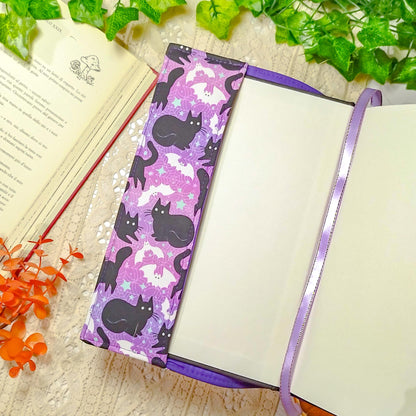 Book cover "Gatti e pipistrelli viola" | Custodia per libri regolabile