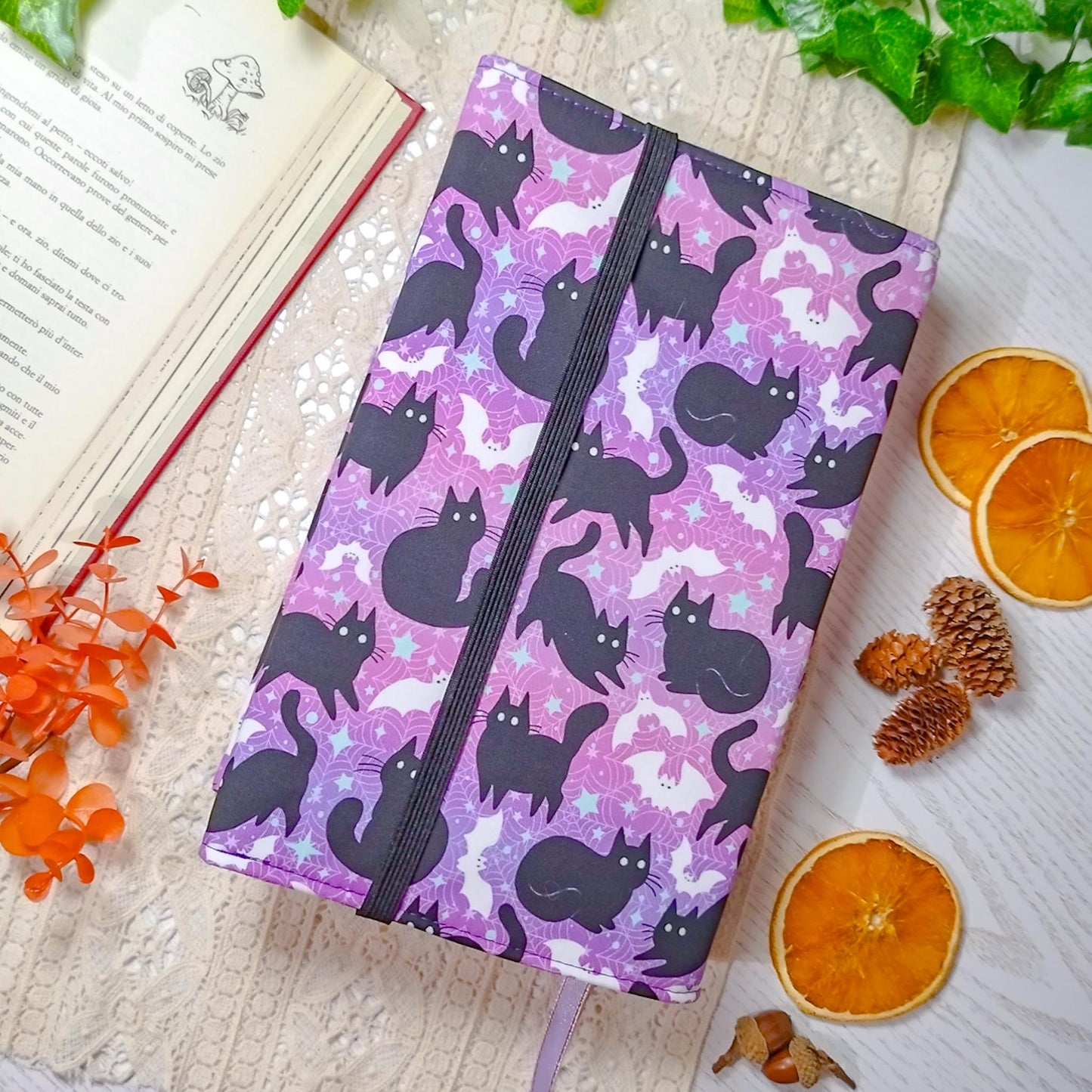 Book cover "Gatti e pipistrelli viola" | Custodia per libri regolabile