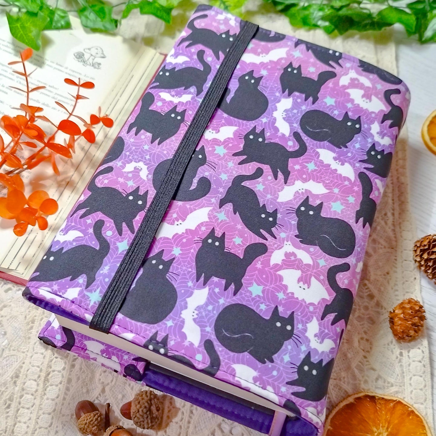 Book cover "Gatti e pipistrelli viola" | Custodia per libri regolabile