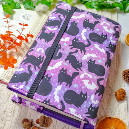 Book cover "Gatti e pipistrelli viola" | Custodia per libri regolabile
