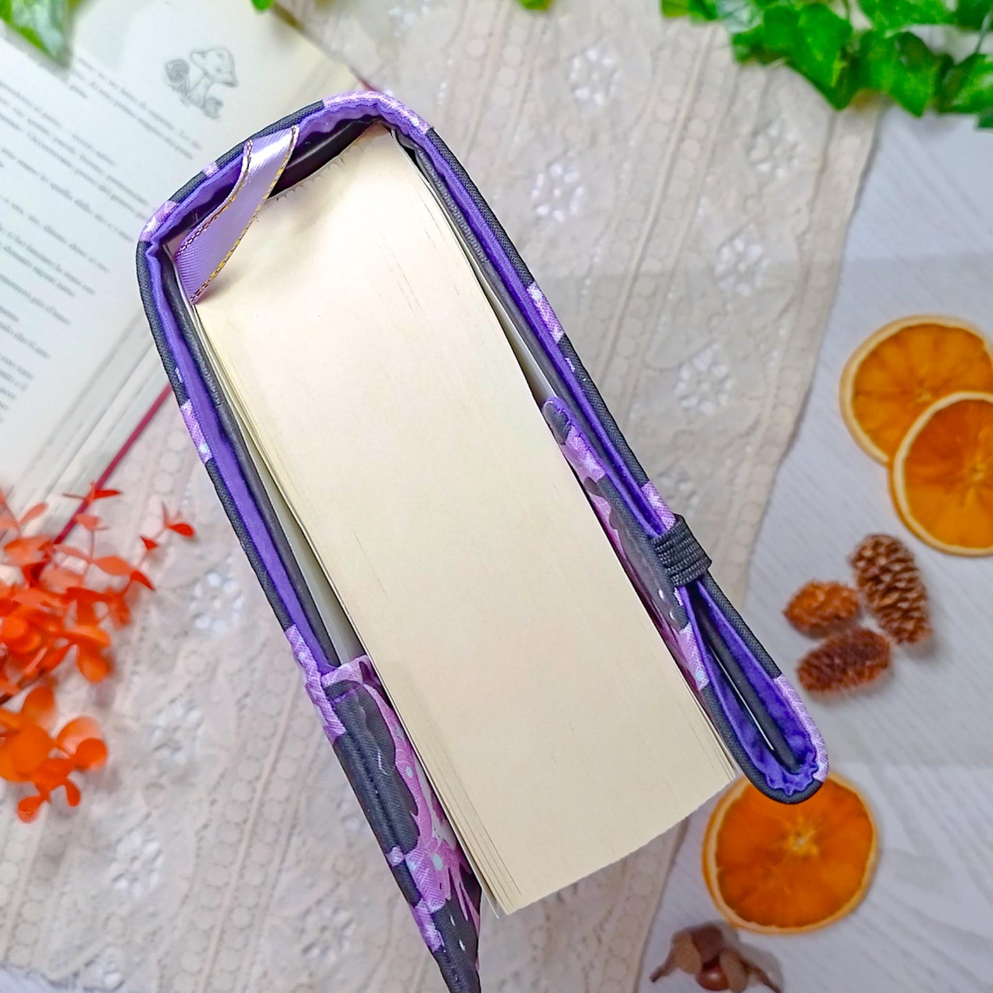 Book cover "Gatti e pipistrelli viola" | Custodia per libri regolabile