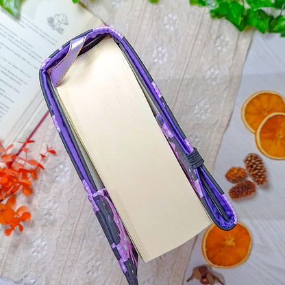 Book cover "Gatti e pipistrelli viola" | Custodia per libri regolabile