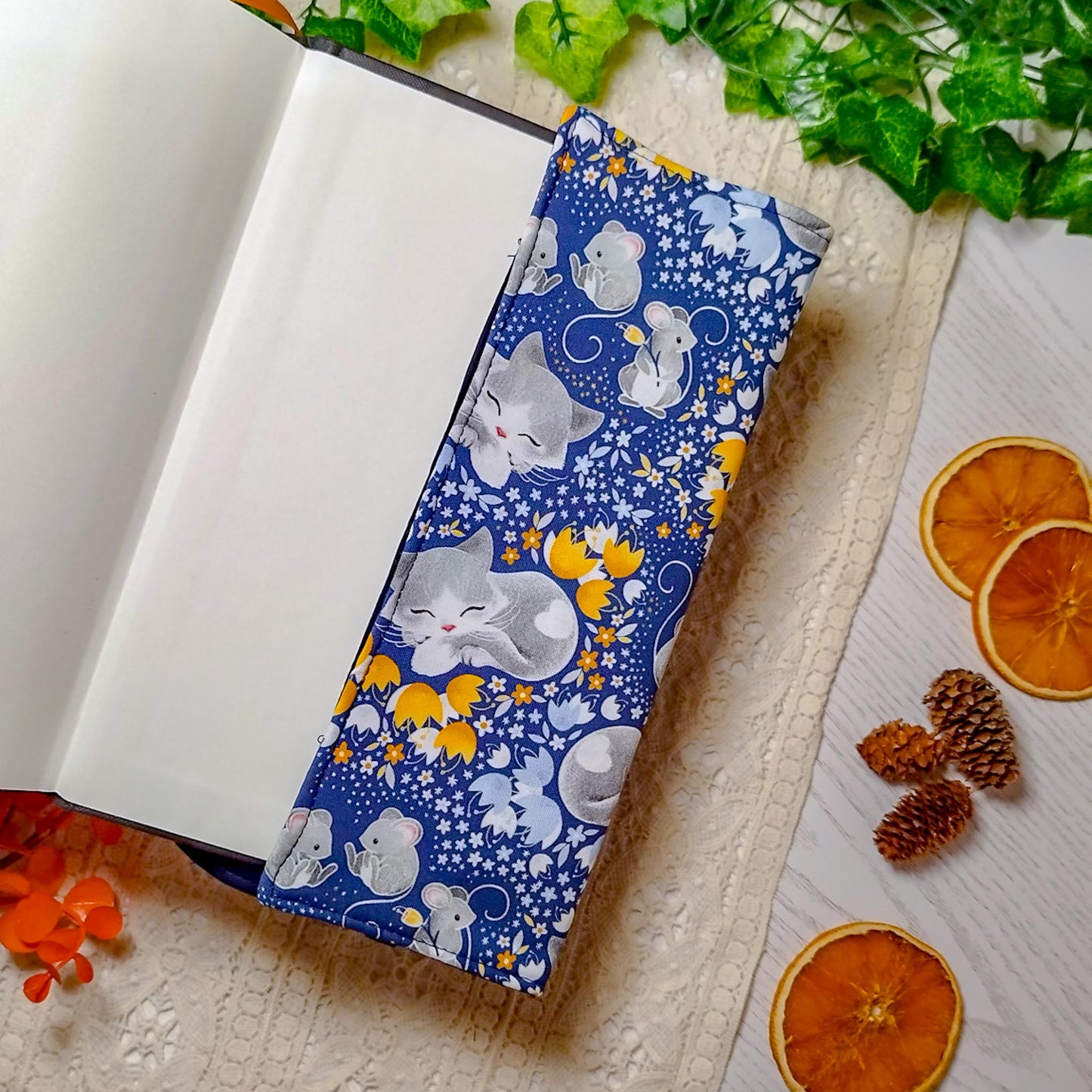 Book cover "Gatti e topi" | Custodia per libri regolabile