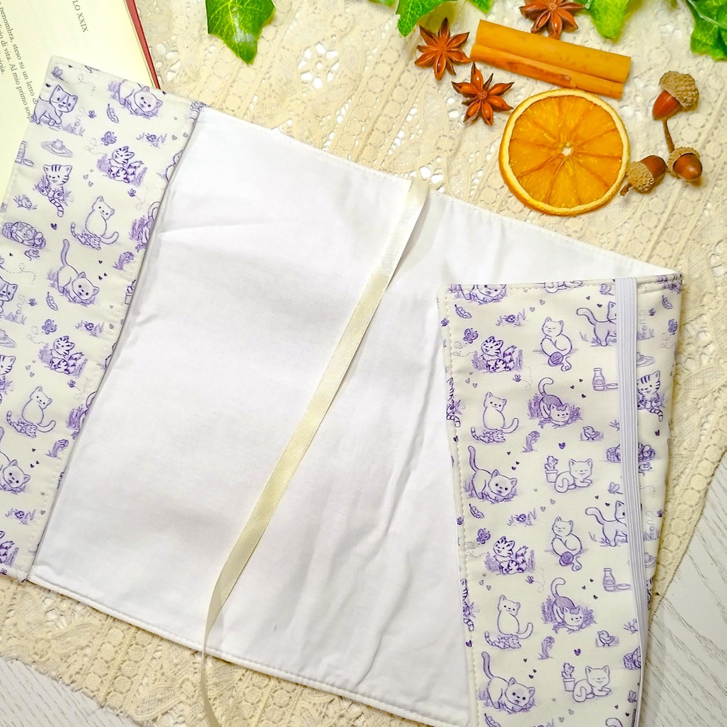 Book cover "Gatti in giardino" | Custodia per libri regolabile