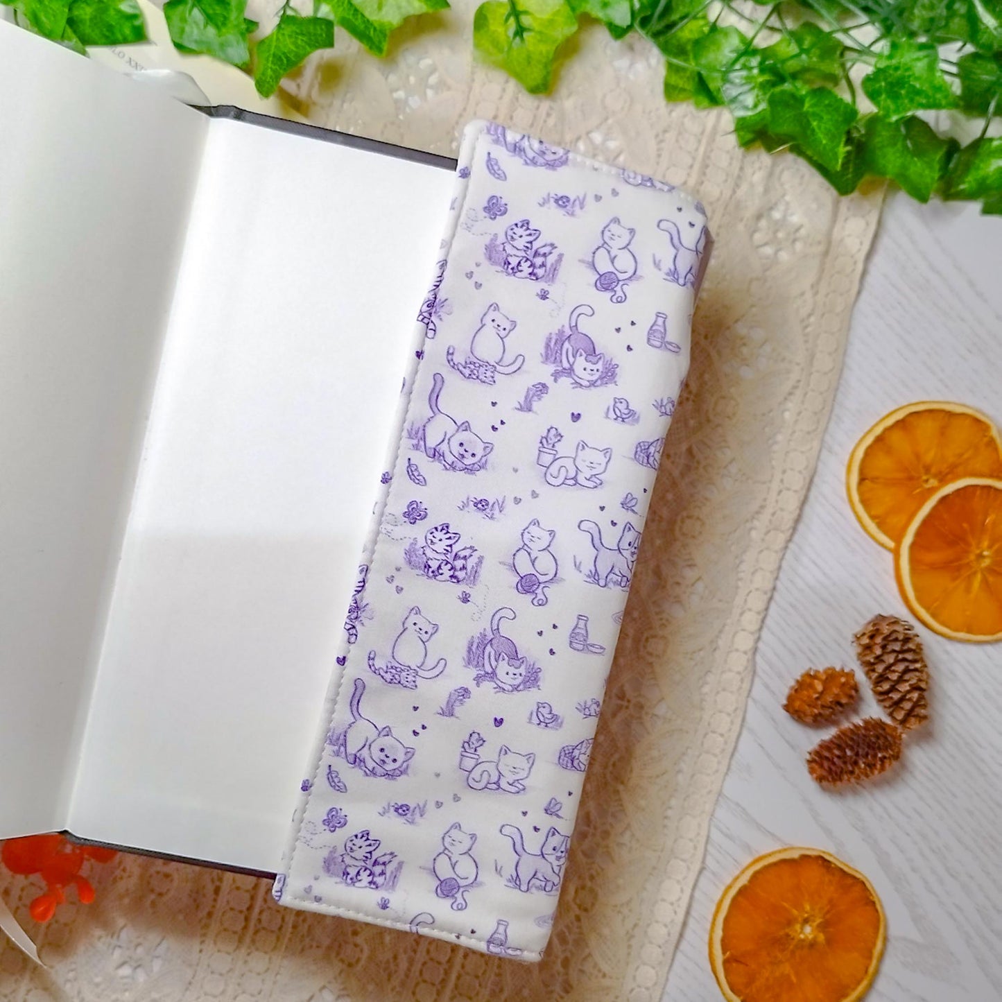 Book cover "Gatti in giardino" | Custodia per libri regolabile