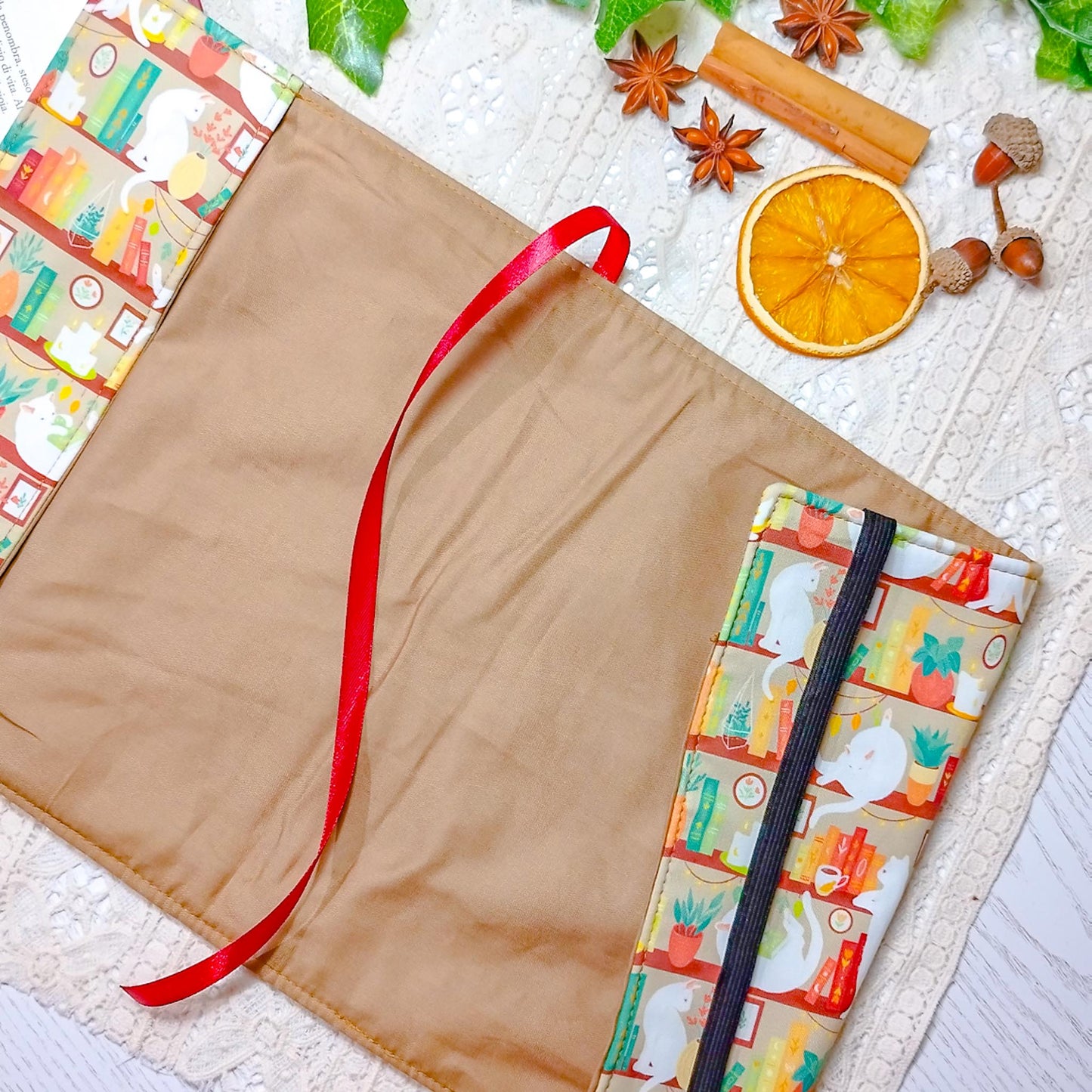 Book cover "Gatti in libreria beige" | Custodia per libri regolabile