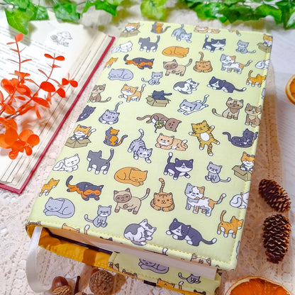 Book cover "Gatti nelle scatole" | Custodia per libri regolabile