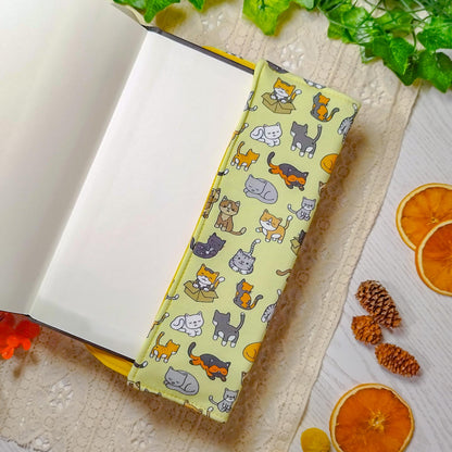 Book cover "Gatti nelle scatole" | Custodia per libri regolabile