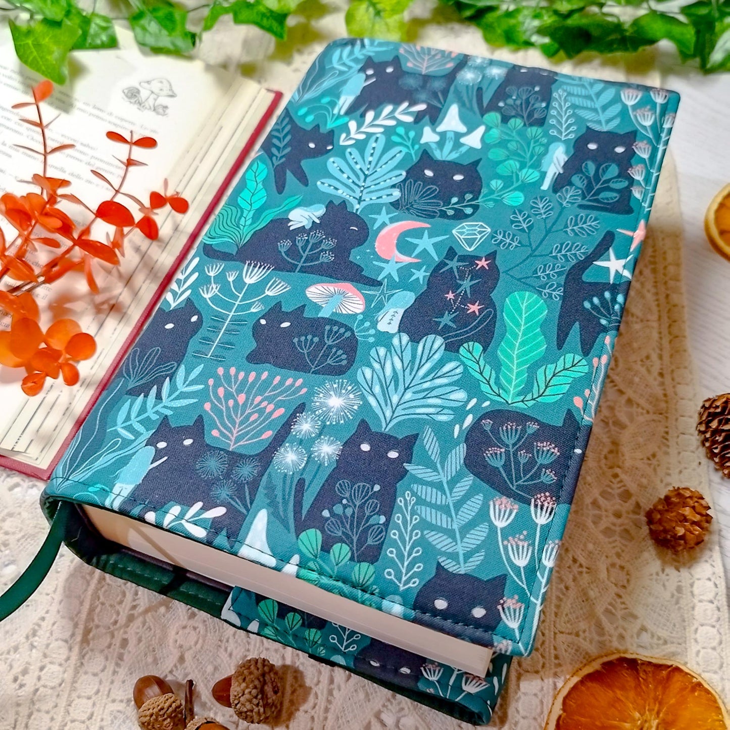 Book cover "Gatti neri nel bosco" | Custodia per libri regolabile