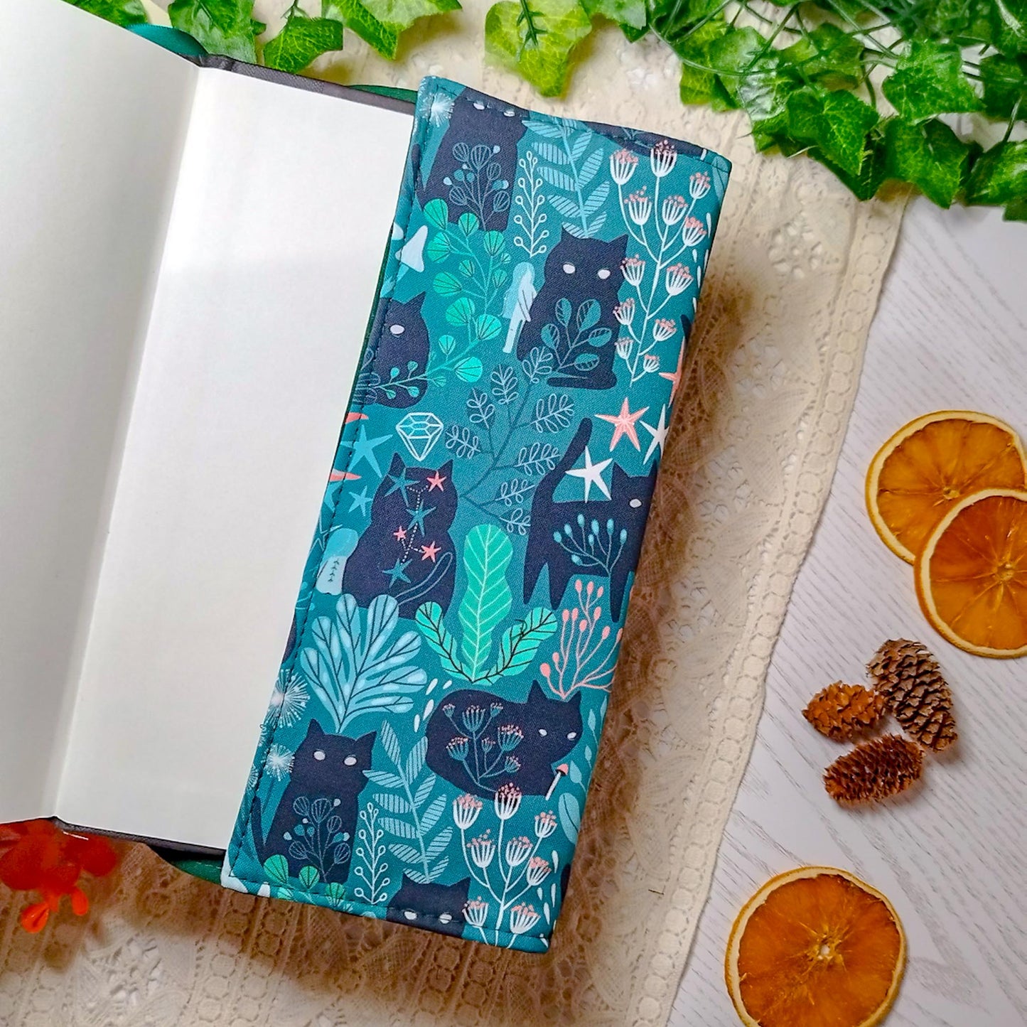 Book cover "Gatti neri nel bosco" | Custodia per libri regolabile