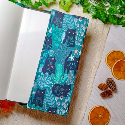 Book cover "Gatti neri nel bosco" | Custodia per libri regolabile