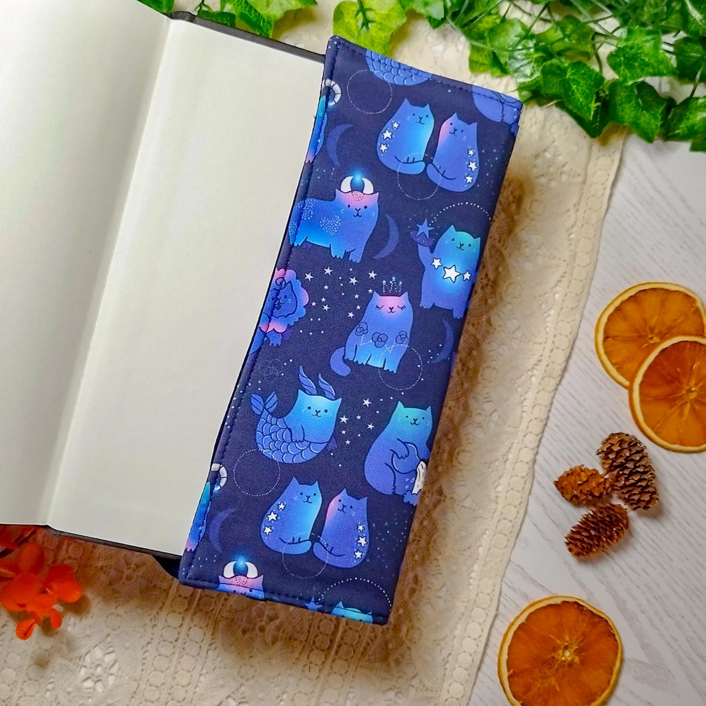 Book cover "Gatti zodiaco" | Custodia per libri regolabile