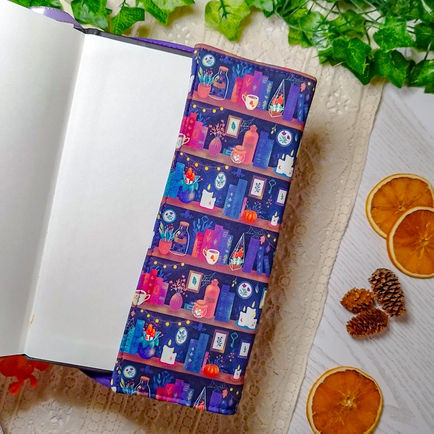 Book cover "Libri delle streghe e candele" | Custodia per libri regolabile