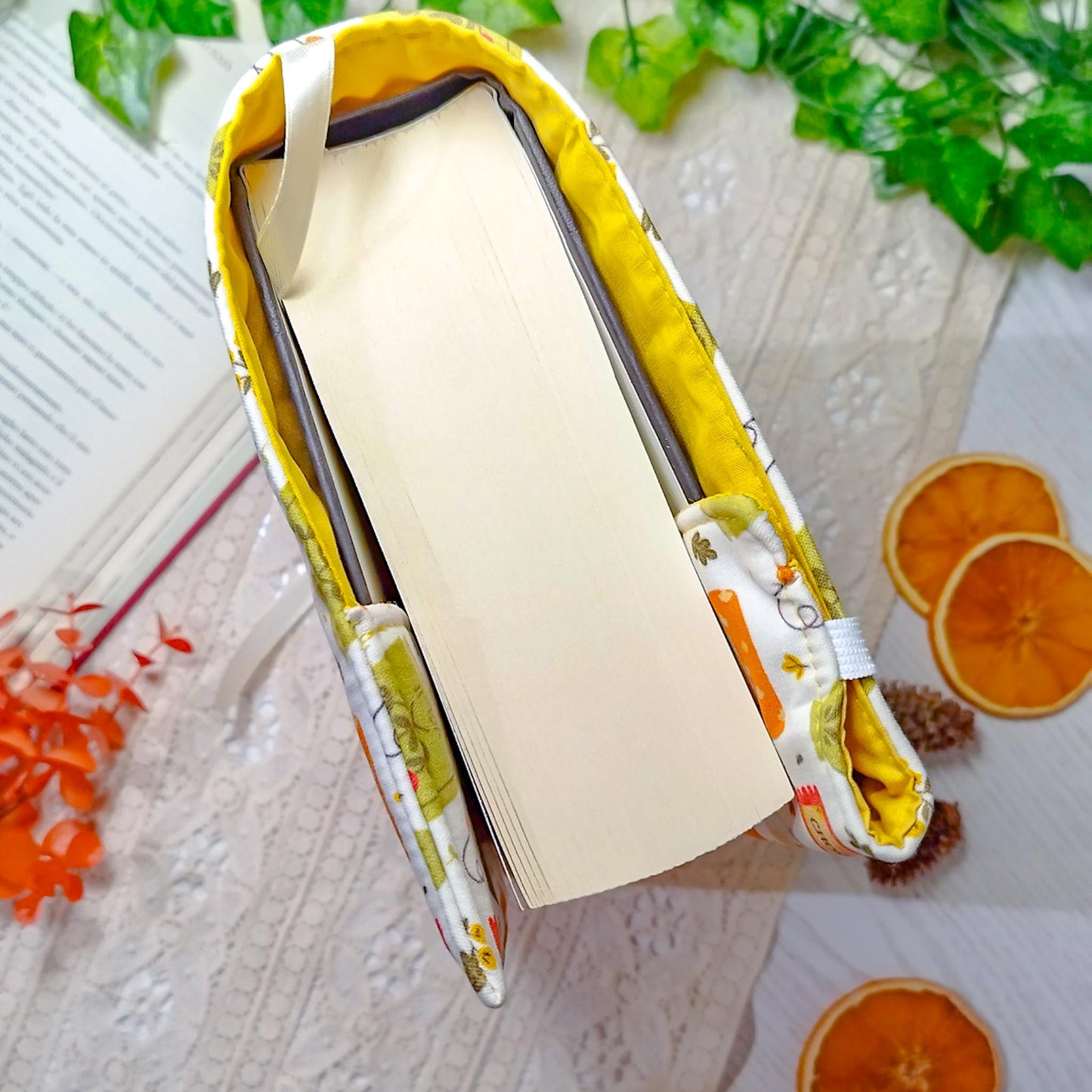 Book cover "Libri in autunno" | Custodia per libri regolabile