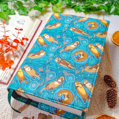 Book cover "Lontre innamorate" | Custodia per libri regolabile