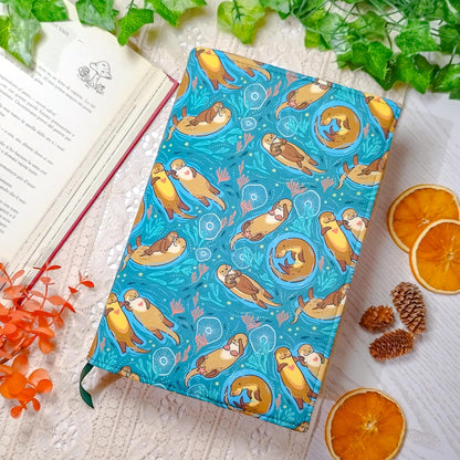 Book cover "Lontre innamorate" | Custodia per libri regolabile