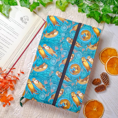 Book cover "Lontre innamorate" | Custodia per libri regolabile