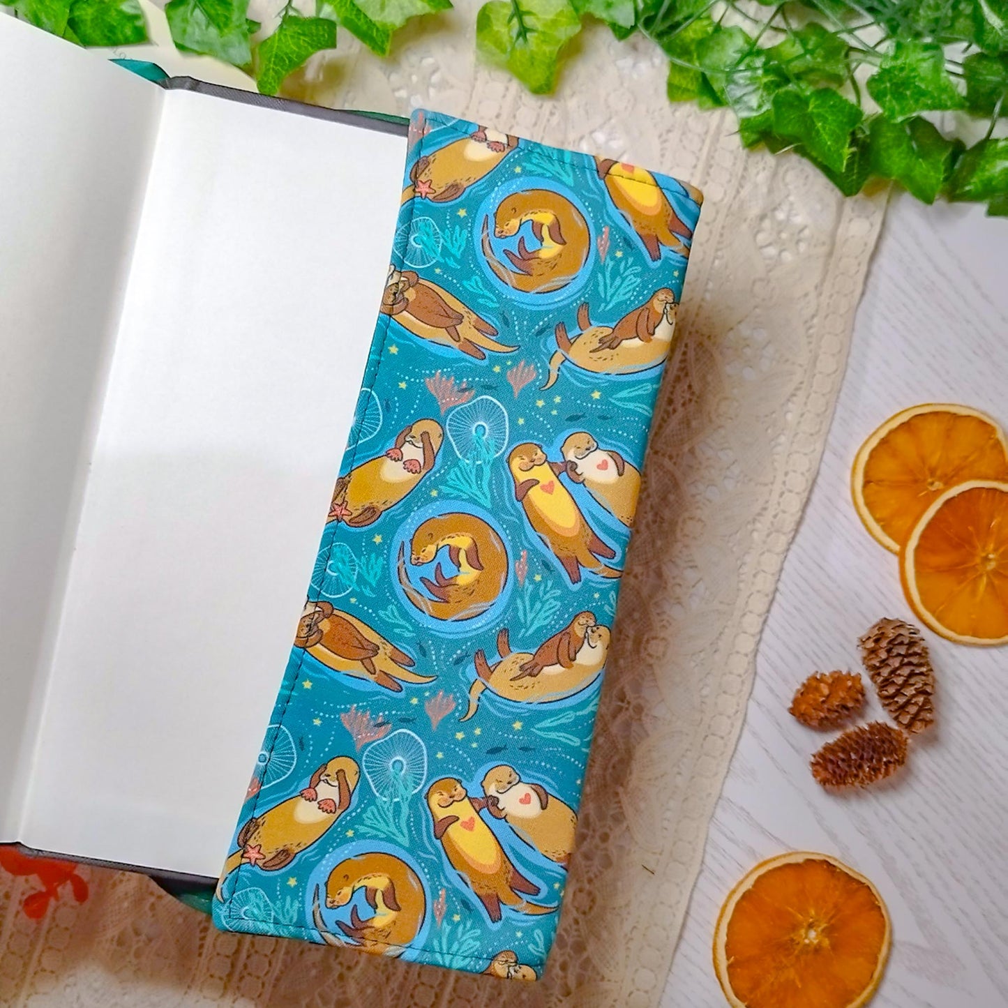 Book cover "Lontre innamorate" | Custodia per libri regolabile