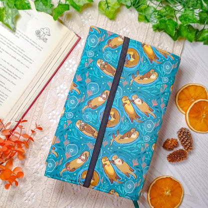 Book cover "Lontre innamorate" | Custodia per libri regolabile