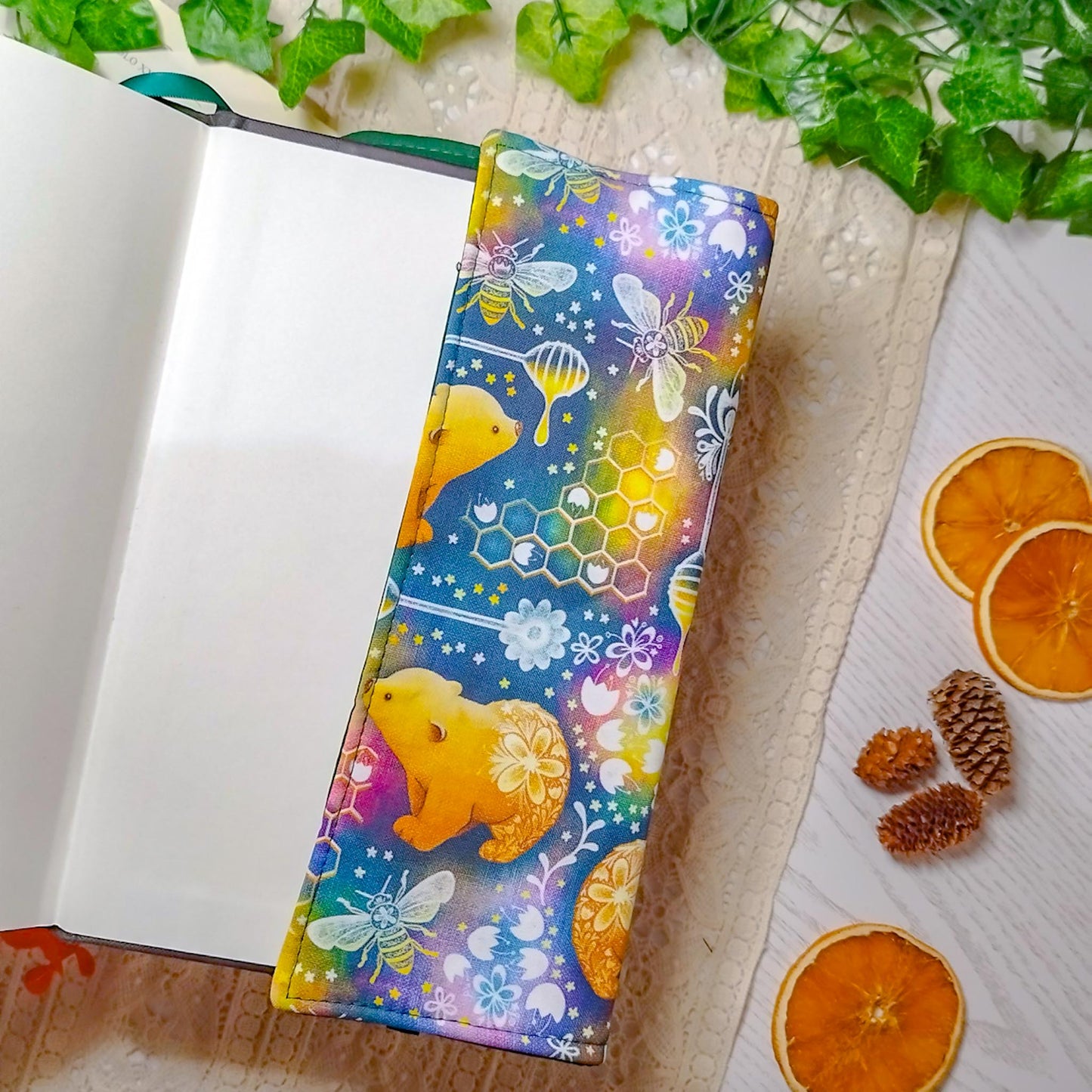 Book cover "Orsi e api" | Custodia per libri regolabile