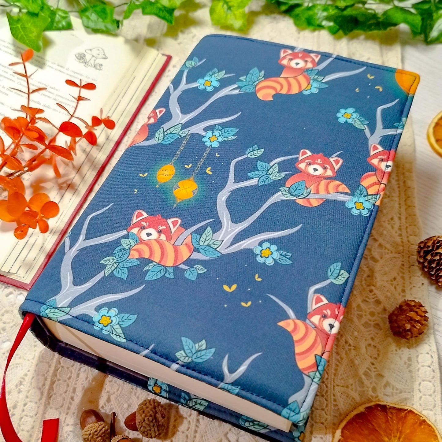 Book cover "Panda rossi sugli alberi" | Custodia per libri regolabile