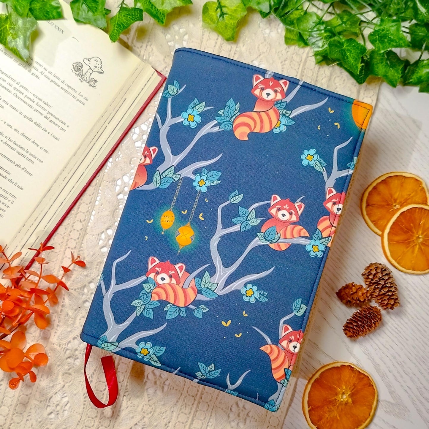 Book cover "Panda rossi sugli alberi" | Custodia per libri regolabile