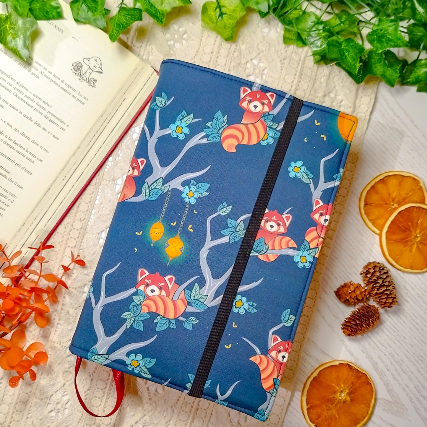 Book cover "Panda rossi sugli alberi" | Custodia per libri regolabile