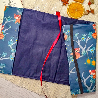 Book cover "Panda rossi sugli alberi" | Custodia per libri regolabile